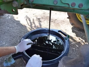 Xả nhớt khi thay nhớt thuỷ lực máy cày