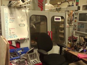 Trung tâm gia công CNC trong xưởng cơ khí liên quan đến thiết bị công nghiệp