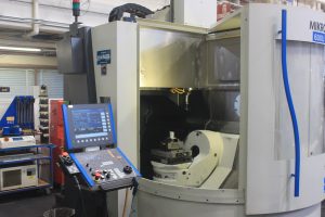 Máy phay CNC trong gia công kim loại liên quan đến thiết bị công nghiệp